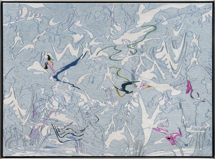 함경아(b. 1966)〈부유하는 신비의 니꼴린, Detail From SMS Series 07〉2018–2019North Korean hand embroidery, silk threads on cotton, middle man, smuggling, secret code, bribe, tension, anxiety, censorship, ideology, wooden frame55 x 75 cmFramed: 57.2 x 77.2 x 4.6 cmCourtesy of the artist and Kukje Gallery사진: 전병철이미지 제공: 국제갤러리