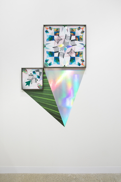 양혜규(b. 1971)〈유선 더듬이와 양안 뷰잉 – 신용양호자 #370〉2018Various security envelopes, graph paper, laser prints,self-adhesive holographic and reflective vinyl film, mounted on alu-dibond,framed, self-adhesive holographic and digitally color printed vinyl film2 parts, 29.2 x 29.2 cm; 57.2 x 57.2 cmCourtesy of Kukje Gallery사진: © 양혜규이미지 제공: 국제갤러리