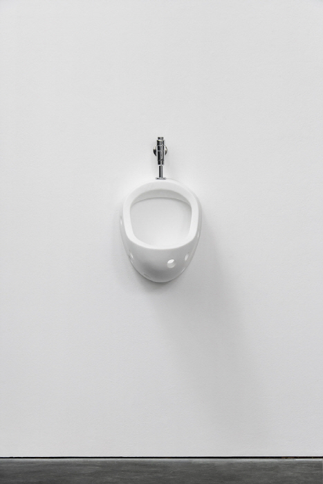 엘름그린 & 드라그셋〈Masculinity〉2023Marble, polished stainless steel40 x 27.5 x 32 cmCourtesy of the artists and Kukje Gallery사진: Elmar Vestner이미지 제공: 국제갤러리