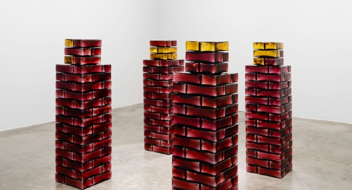 2025년 파리 페로탱 미술관에서 열린 장 미셸 오토니엘의 '신작' 전시 전경. 사진: 클레어 도른. ©Jean-Michel Othoniel/ADAGP, 파리, 2025. 작가 및 페로탱 제공