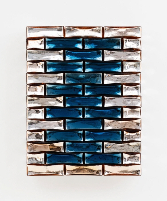 장 미셸 오토니엘-프레셔스 스톤월, 2025-아이스 블루와 핑크 인도 거울 유리, 나무-85 × 66 × 22cm-사진제공 장 미셸 오토니엘 페로탱 제공