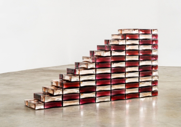 장 미셸 오토니엘-낙원으로 가는 계단, 2025-핑크와 인디언 핑크 인디언 미러 유리, 나무-86 × 174 × 32cm-사진제공 장 미셸 오토니엘 페로탱 제공