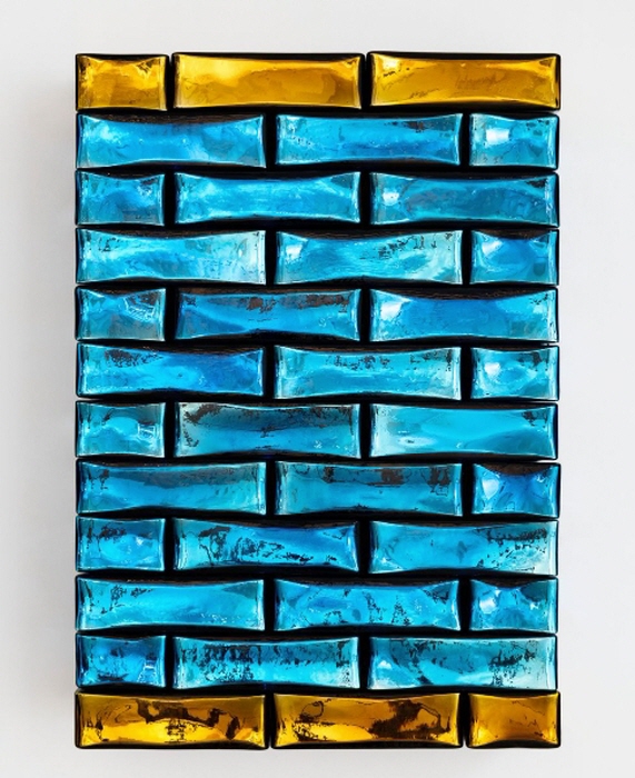 장 미셸 오토니엘-프레셔스 스톤월, 2025-앰버와 아쿠아마린 블루 인도 거울 유리, 나무-80 × 55 × 22cm-사진제공 장 미셸 오토니엘  페로탱 제공