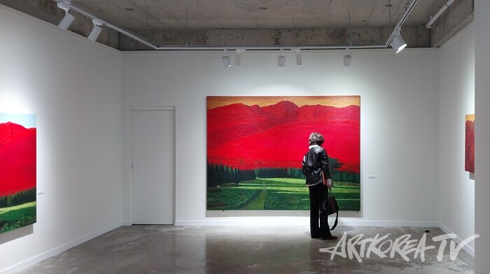 그자리 한라산_붉은 한라산, 259.1x193.9cm, Acrylic+Mixed media, 2025