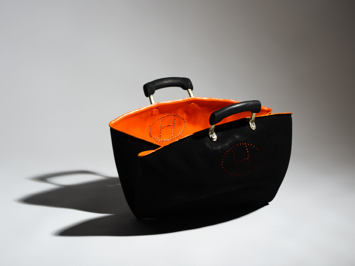 Big bag_2024_aluminum pot, gilded paper, acrylic paint, vantablack paint_40×40×30cm-사진제공 제주갤러리