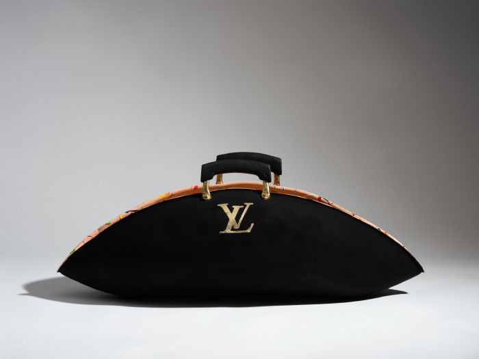 Big bag_2024_aluminum pot, gilded paper, acrylic paint, vantablack paint_70×20×40cm-사진제공 제주갤러리