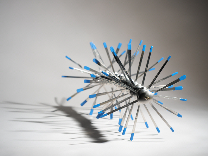 Footmark_2025_stainless steel spoons, bolt, nut, resin_40×40×80cm-사진제공 제주갤러리