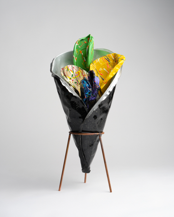 My trophy_2025_aluminum pot lid, acrylic paint, copper pipe_40×40×80cm-사진제공 제주갤러리