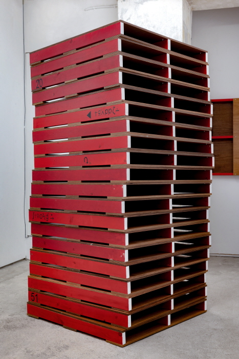 이로운 사각 The Beneficial Square 2025 Lauan Plywood Oil and Acrylic on Wood 900 x 900 x 1890 mm overall 21 units-사진제공 아셀아트컴퍼니