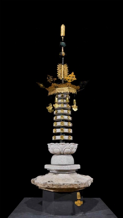 월정사팔각구층석탑 상륜부 및 금속장엄물 복원전시 모습-사진제공 월정사박물관