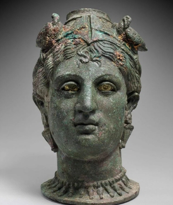 여성 머리 모양의 청동 발사마리움(향수병) (기원전 3세기 후반~2세기 초). 보스턴 미술관 소장. 사진 제공-레지언 오브 아너