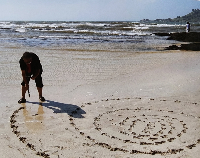 허진권, 'PEACE 쓰기', 제주도 협재해변, 2020-사진제공 윤진섭 평론가[