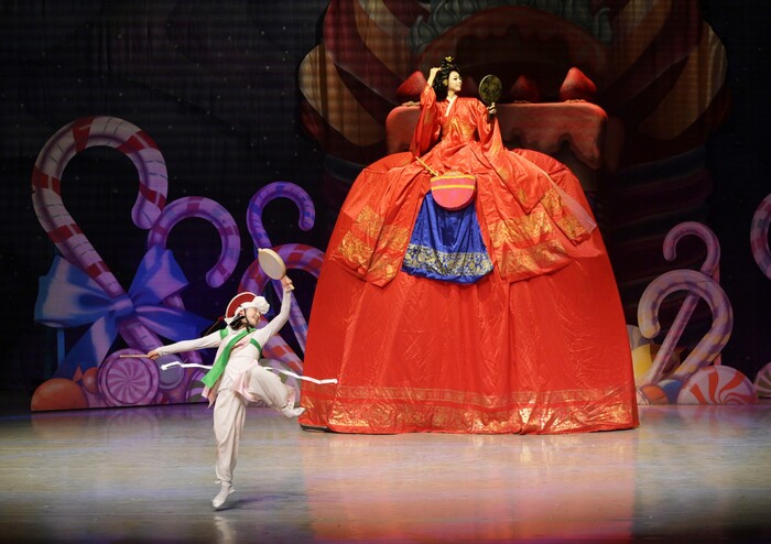 2025 M 송년시리즈Ⅱ - 발레 '호두까기인형' 중 한복을 입은 마더진저와 상모돌리기. 제공 마포문화재단