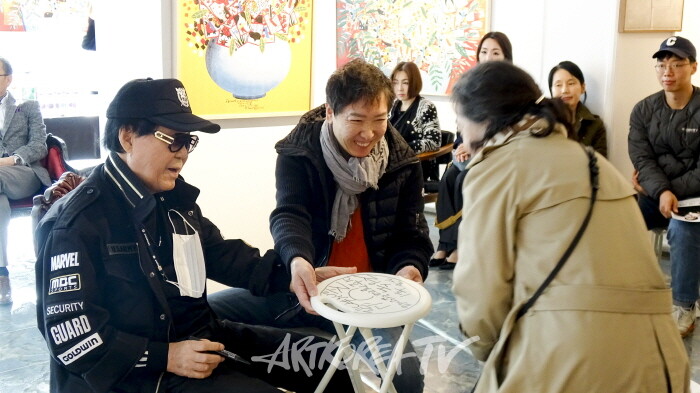 전시장 참가자들-사진촬영 최윤영 기자