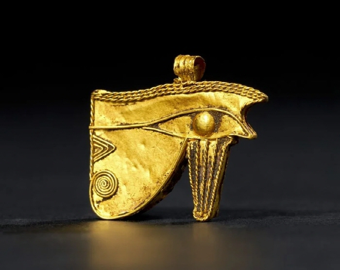 라의 눈(Wedjat)을 상징하는 이집트 부적 (후기 프톨레마이오스 시대, 기원전 664년~기원전 30년)은 '연금술과 화가'에도 등장합니다. 크리스토퍼 비숍 파인 아트 제공.