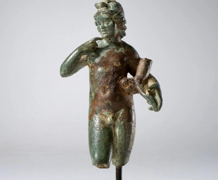 하포크라테스(1~2세기 CE)의 초상 . 피스케티의 그림 '연금술과 화가'에 함께 전시됨. 크리스토퍼 비숍 파인 아트 제공.