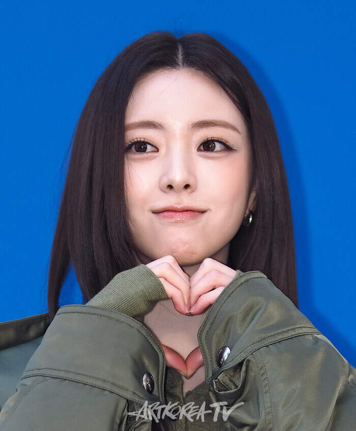 '타임 서울(TIME SEOUL)' 오픈 기념 포토월 행사(있지 유나) 2025.11.05 사진 ⓒ아트코리아방송 이용선 기자