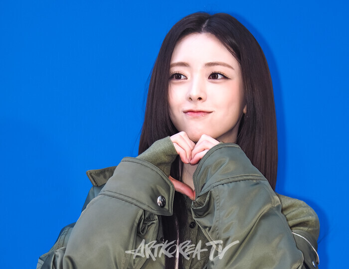 '타임 서울(TIME SEOUL)' 오픈 기념 포토월 행사(있지 유나) 2025.11.05 사진 ⓒ아트코리아방송 이용선 기자