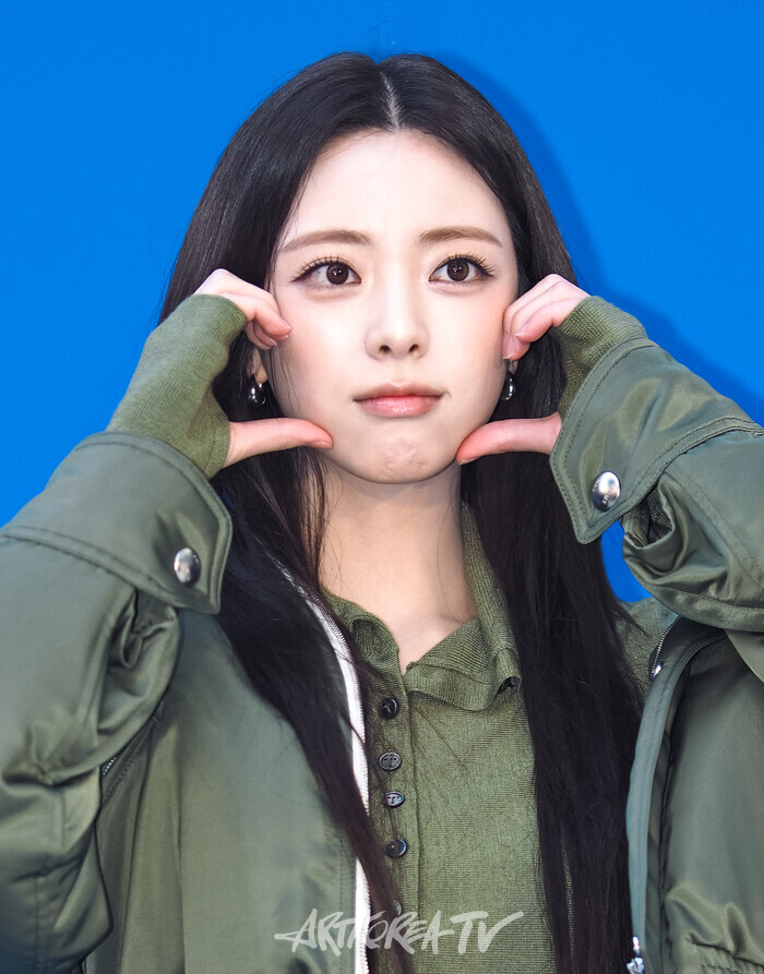 '타임 서울(TIME SEOUL)' 오픈 기념 포토월 행사(있지 유나) 2025.11.05 사진 ⓒ아트코리아방송 이용선 기자