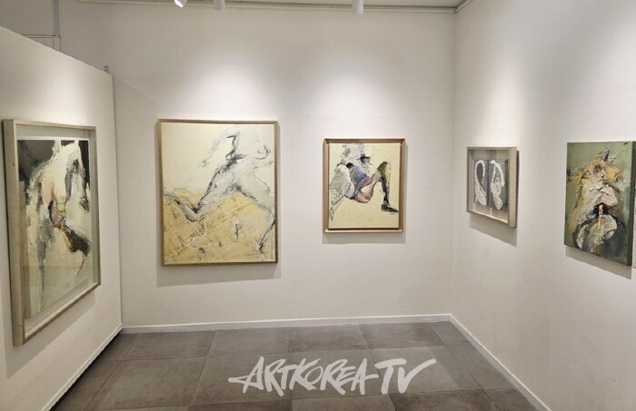 모하(眸河) 김규리 작가, 추상의 강렬한 파동으로 내면을 비추다-M·H갤러리 특별기획전 ‘Evolution’