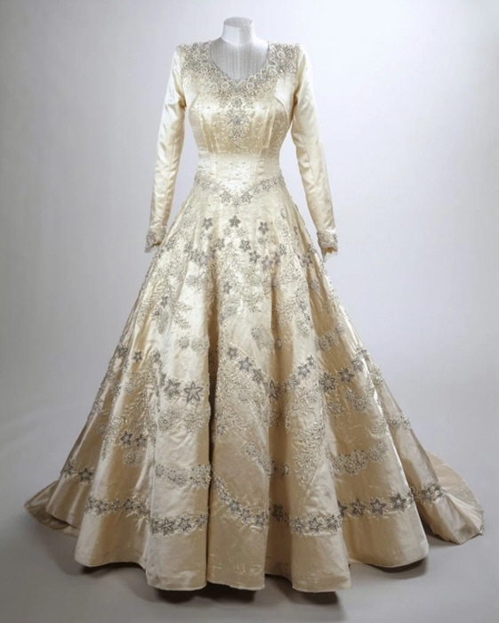 엘리자베스 공주의 웨딩드레스, 노먼 하트넬, 1947년. 사진- © Royal Collection Enterprises Limited 2025- Royal Collection Trust.