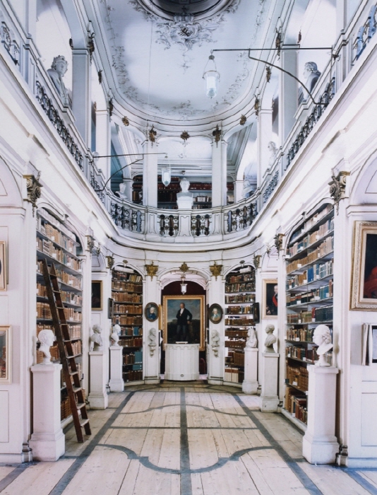 캔디다 회퍼, herzogin anne amalia bibliother Weimar, color photograph, 222×180cm, 2004-사진제공 갤러리 박영