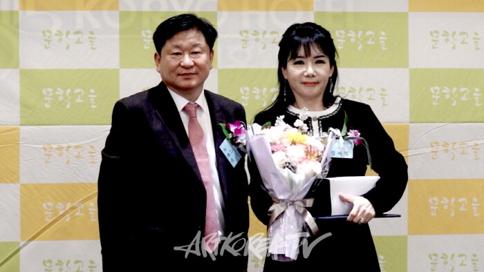 정혜령 심사위원 공로패 전달-사진촬영 김한정 기자