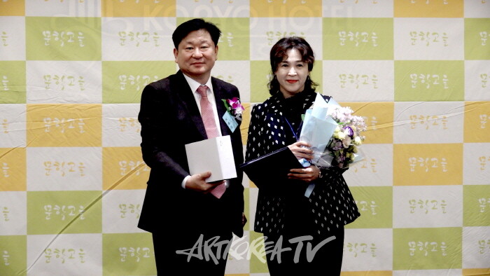 작가대상 시부문 서동근 시인(대리수상) -사진촬영 김한정 기자