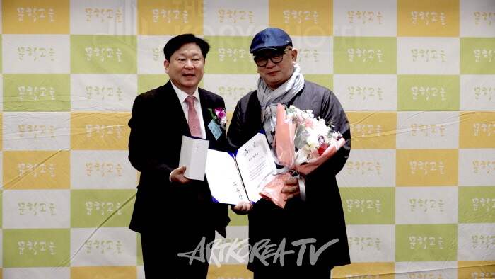 우수작가상 디카시 부문 김진홍 작가-사진촬영 김한정 기자