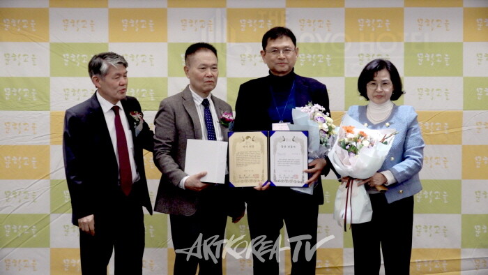 부문별 신인문학상 신동근 시인-사진촬영 김한정 기자