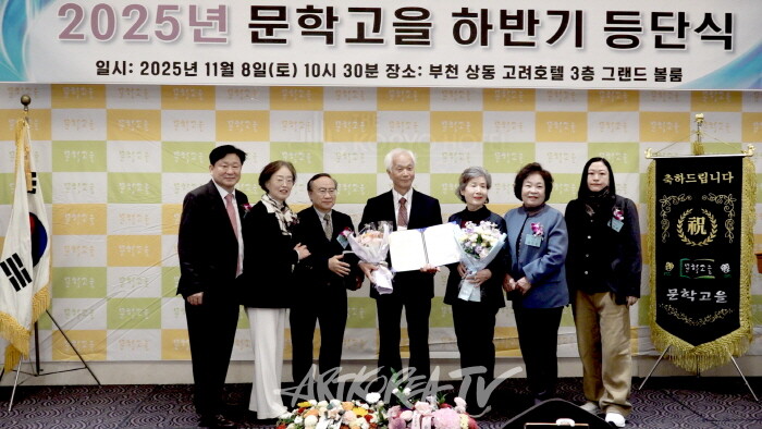 부문별 신인문학상 홍익표 수필가-사진촬영 김한정 기자