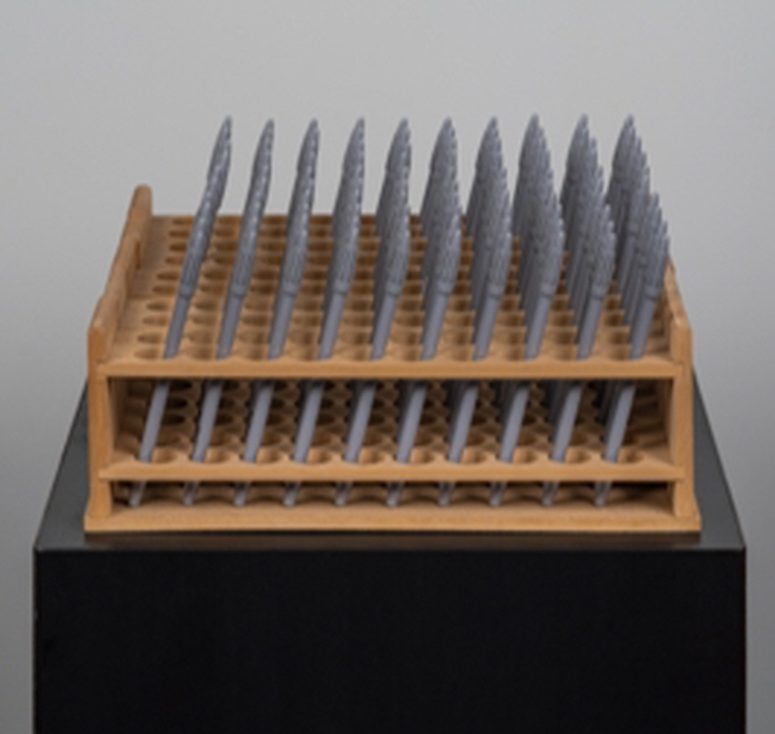 입사지원서를 쓸 때마다 새 펜으로 서명하기로 마음먹었다, 2025, 테스트 튜브 랙, 펜-사진제공 갤러리 밈