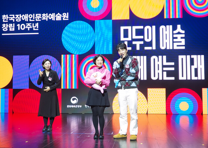 한국장애인문화예술원 창립 10주년 기념행사(강선아 작가와 개그맨 김기리) 2025.11.11 사진 ⓒ아트코리아방송 이용선 기자