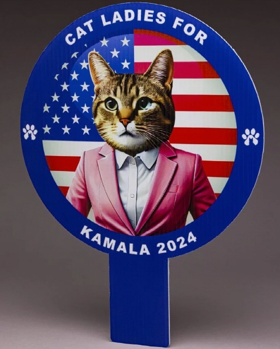 LifeSizeCustomCutouts에서 제작한 미국 대선 캠페인 포스터, '2024년 카말라를 위한 캣 레이디', 2024년. © MARKK. 사진- Paul Schimweg.