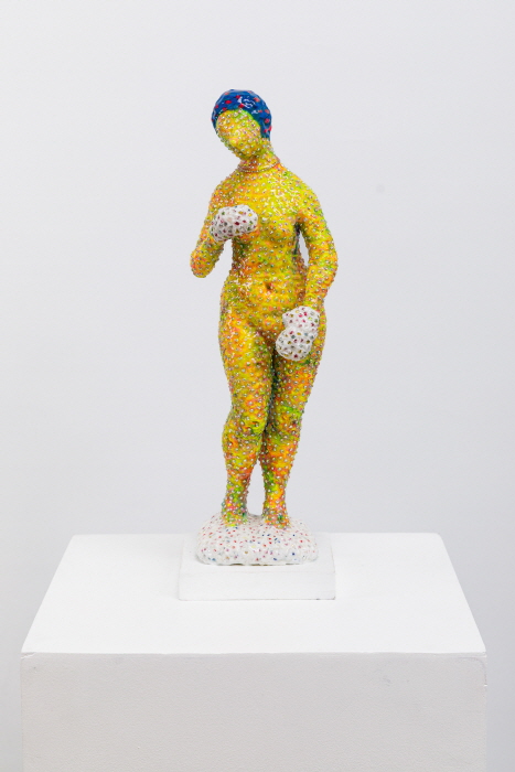 Venus-5, 2024, acrylic, resin, clay, steel wire, wood prop 48x15x15cm, 백성원-사진제공 백성원 작가