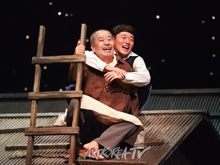 연극 '야끼니꾸 드래곤' 프레스콜(김용길 역 이영석, 토키오 역 키타노 히데키). 2025.11.13 사진 ⓒ아트코리아방송 이용선 기자