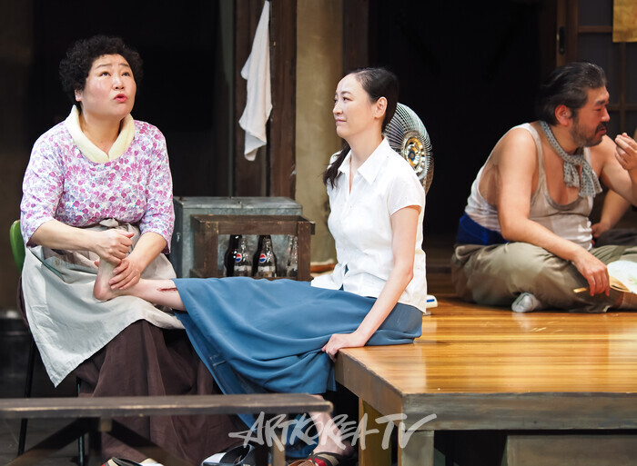 연극 '야끼니꾸 드래곤' 프레스콜(고영순 역 고수희, 시즈카 역 지순). 2025.11.13 사진 ⓒ아트코리아방송 이용선 기자