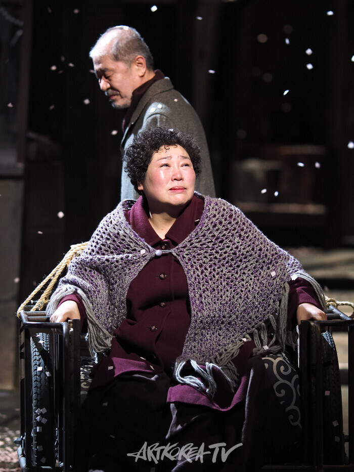 연극 '야끼니꾸 드래곤' 프레스콜(김용길 역 이영석, 고영순 역 고수희). 2025.11.13 사진 ⓒ아트코리아방송 이용선 기자