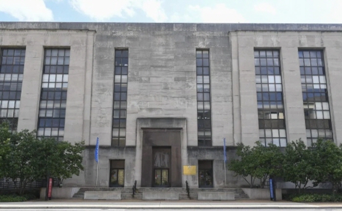 인디펜던스 애비뉴 330번지에 위치한 윌버 J. 코헨 연방 건물. 출입구 위에는 헨리 크라이스의 '사회 보장의 성장'(1940) 그림이 걸려 있다. 사진- 조너선 뉴턴-워싱턴 포스트, 게티 이미지 제공