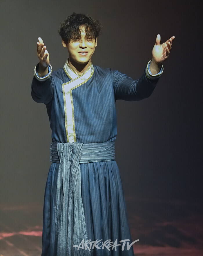 연극 '타지마할의 근위병' 커튼콜(최재림) 2025.11.16 사진 ⓒ아트코리아방송 이용선 기자