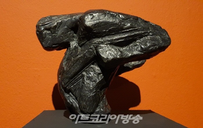 조각가 정현, 물질의 기억을 깨워 사유로 세우다-제72회 김달진의 With Artists