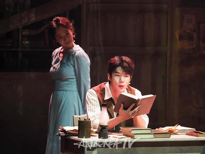 [AK화보] 전혜주-황순종, '원고지 앞에 필요한 것' (버지니아 울프)