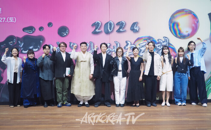 [AK포토] '2024 여우락 페스티벌' ... 성공 기원하는 12인 아티스트