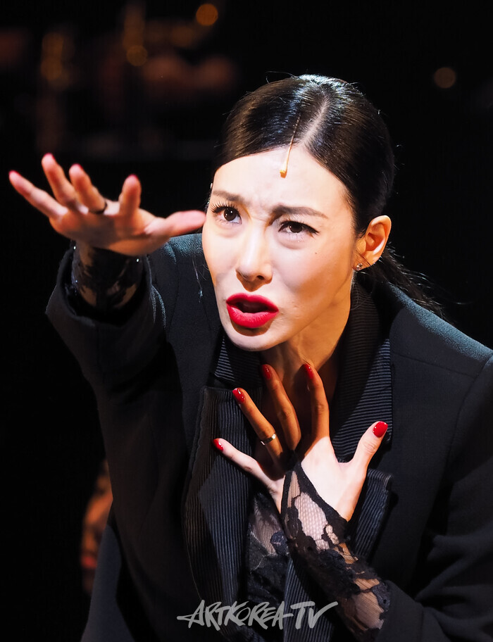 [AK화보] 티파니 영-최재림, 'We Both Reached For the Gun' (시카고)