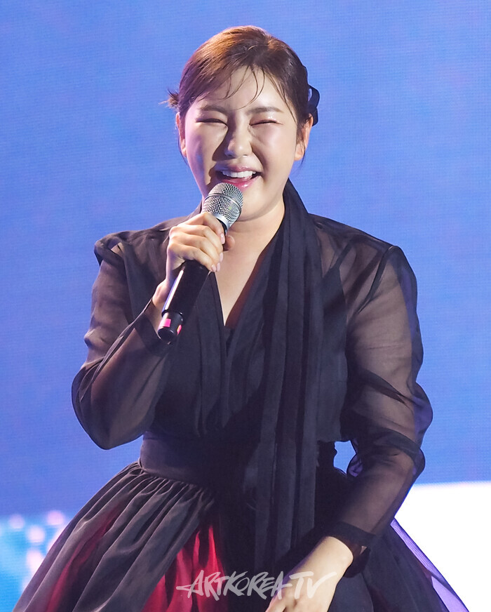 [AK포토] 송가인, '8.15 서울 마이 소울' 무대 피날레 장식