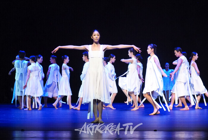 [AK현장] 국립무용단 '행+-' ...  전통 안에 녹아 있는 새로운 컨템포러리