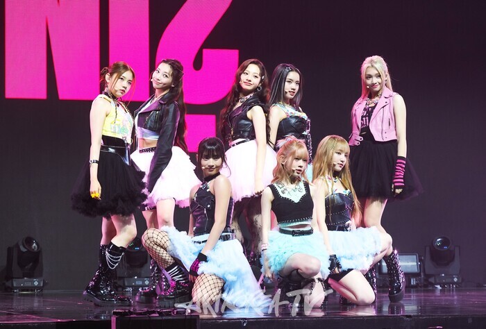 유니스, 'CURIOUS'로 글로벌 대세 저력 입증 ... 글로벌 차트 정상→시상식 2관왕까지