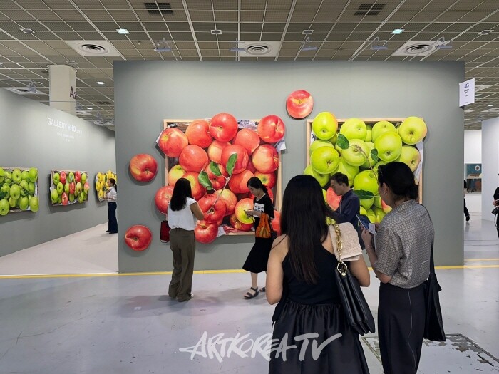 윤병락 사과, 키아프서울에서 '눈길'