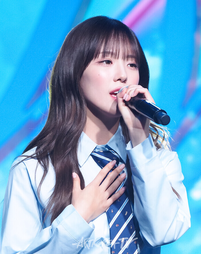 [AK화보] 비웨이브, 수록곡 '다시는 너의 손을 놓고 싶지 않아' 무대