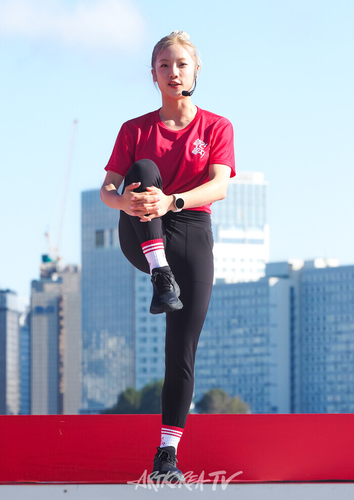 [AK포토] 심의뜸, 걷기 전에 확실한 워밍업